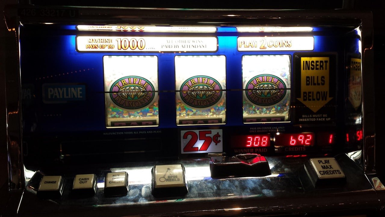 Bingo Ticket ဝယ်ယူပြီး ဆုကြေးများ ရယူနေသော ကစားသမား မြန်မာ